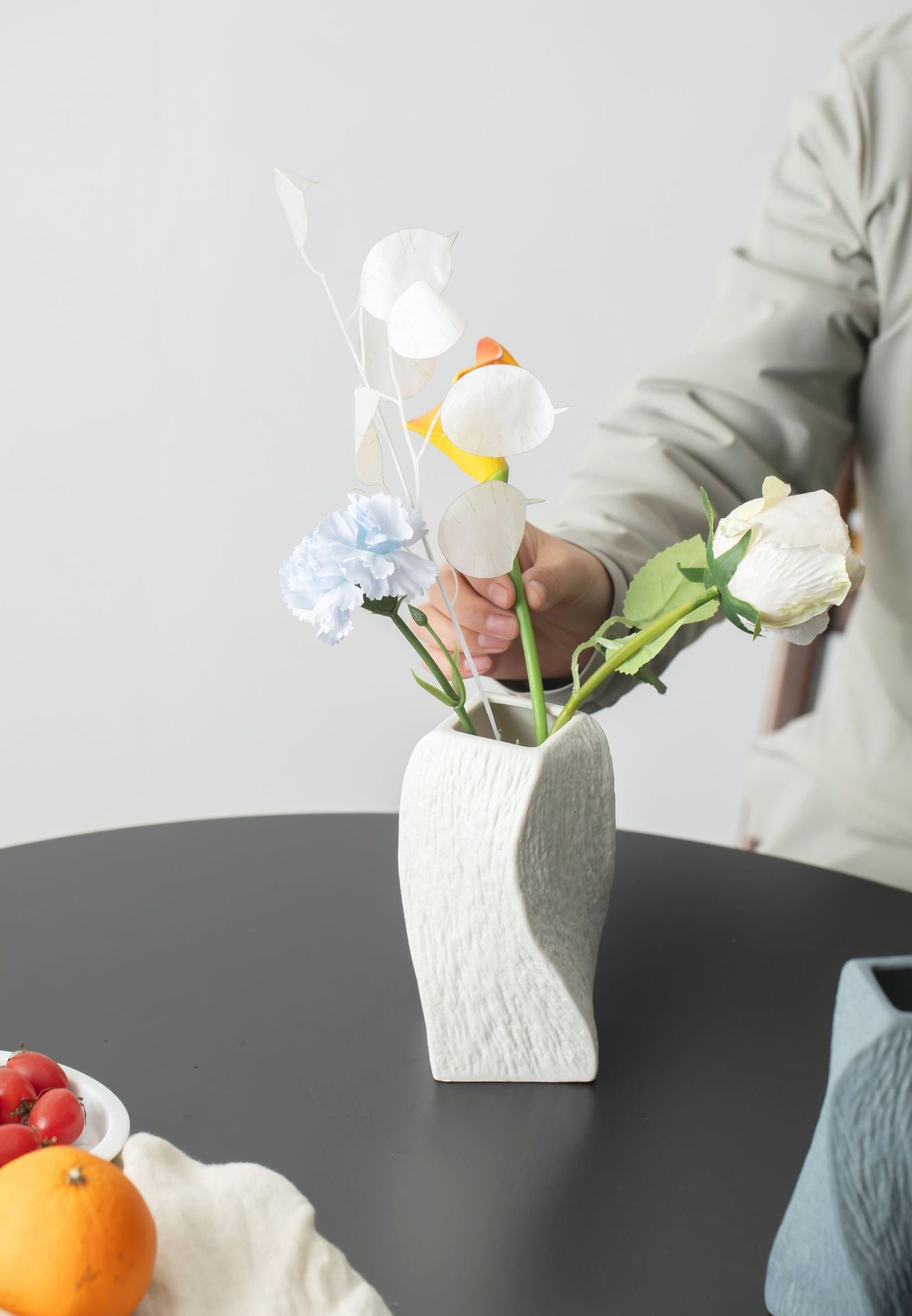 White Abstract Twisted Ceramic Vase - Artistic Minimalist Flower Holder for Home Decor 20x10x10cm