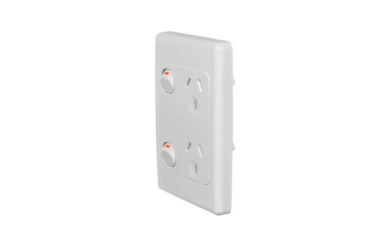 Vertical, 10 A 250 V Twin Switch Socket Outlet