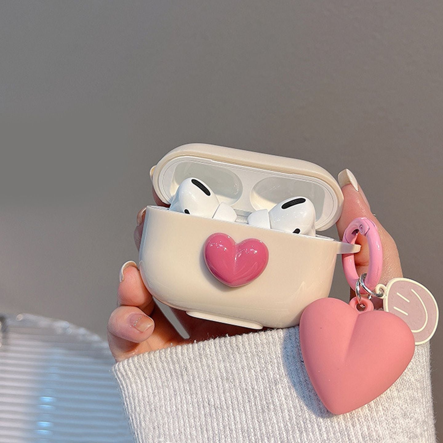Beige shell + smiling heart pendant AirPods Pro