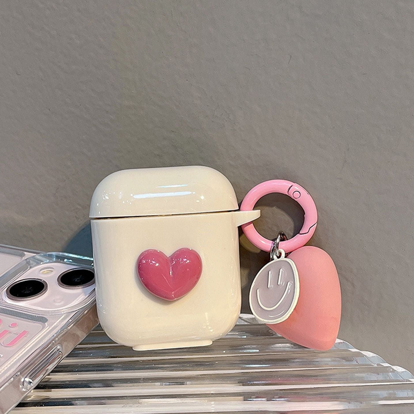 Beige shell + smiling heart pendant AirPods Pro 2