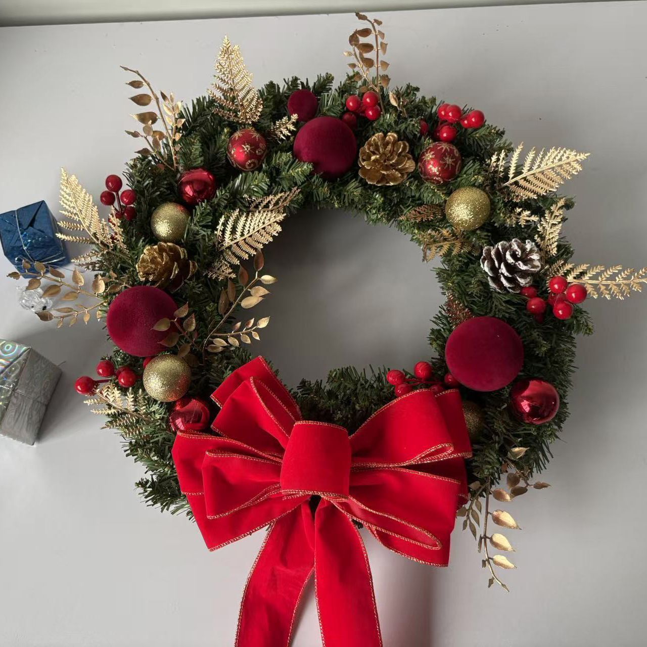 2pk Xmas Wreath Gold Leaf Red Bow, 60cm Diameter