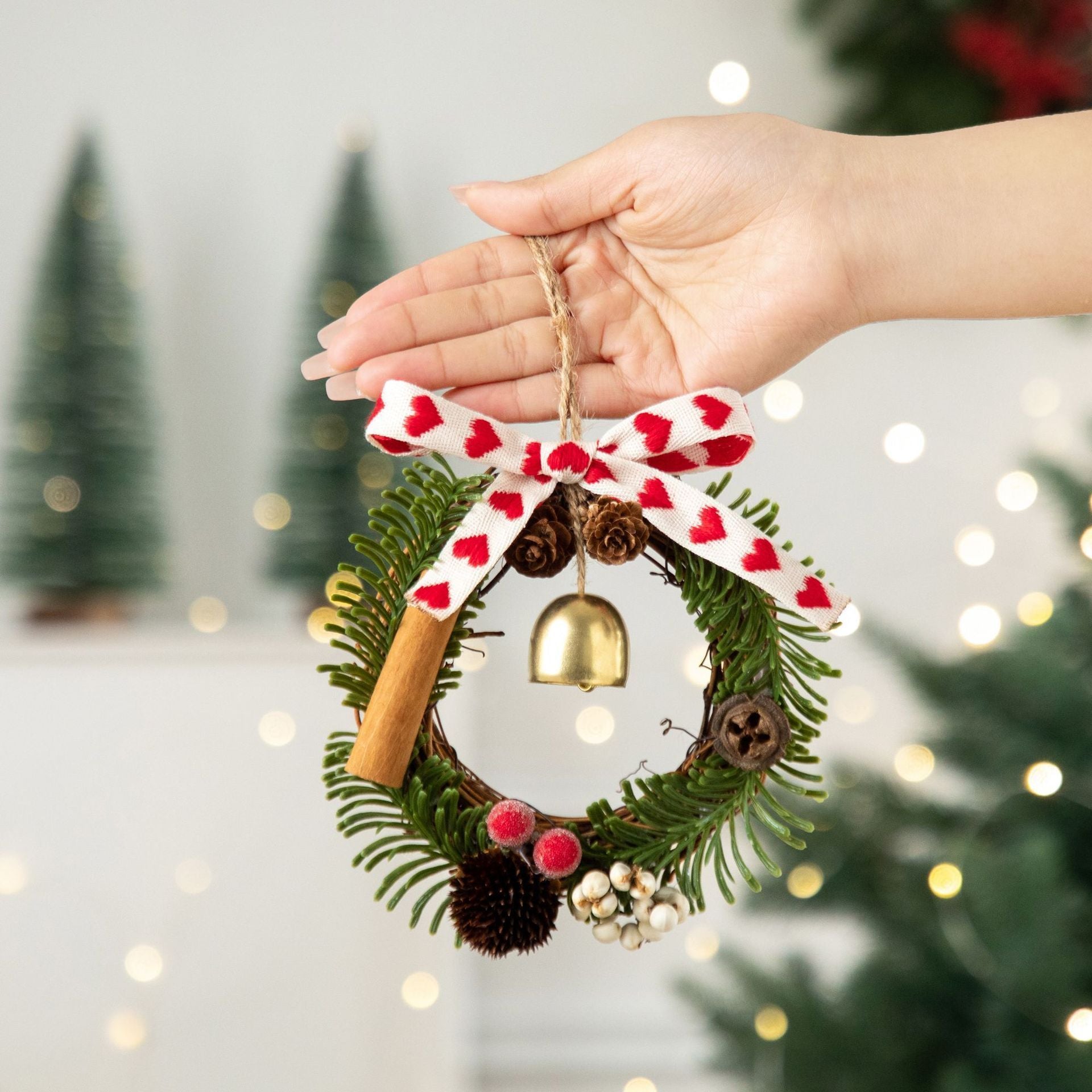 D10 Christmas Wreath Ornament Heart 2 Pack