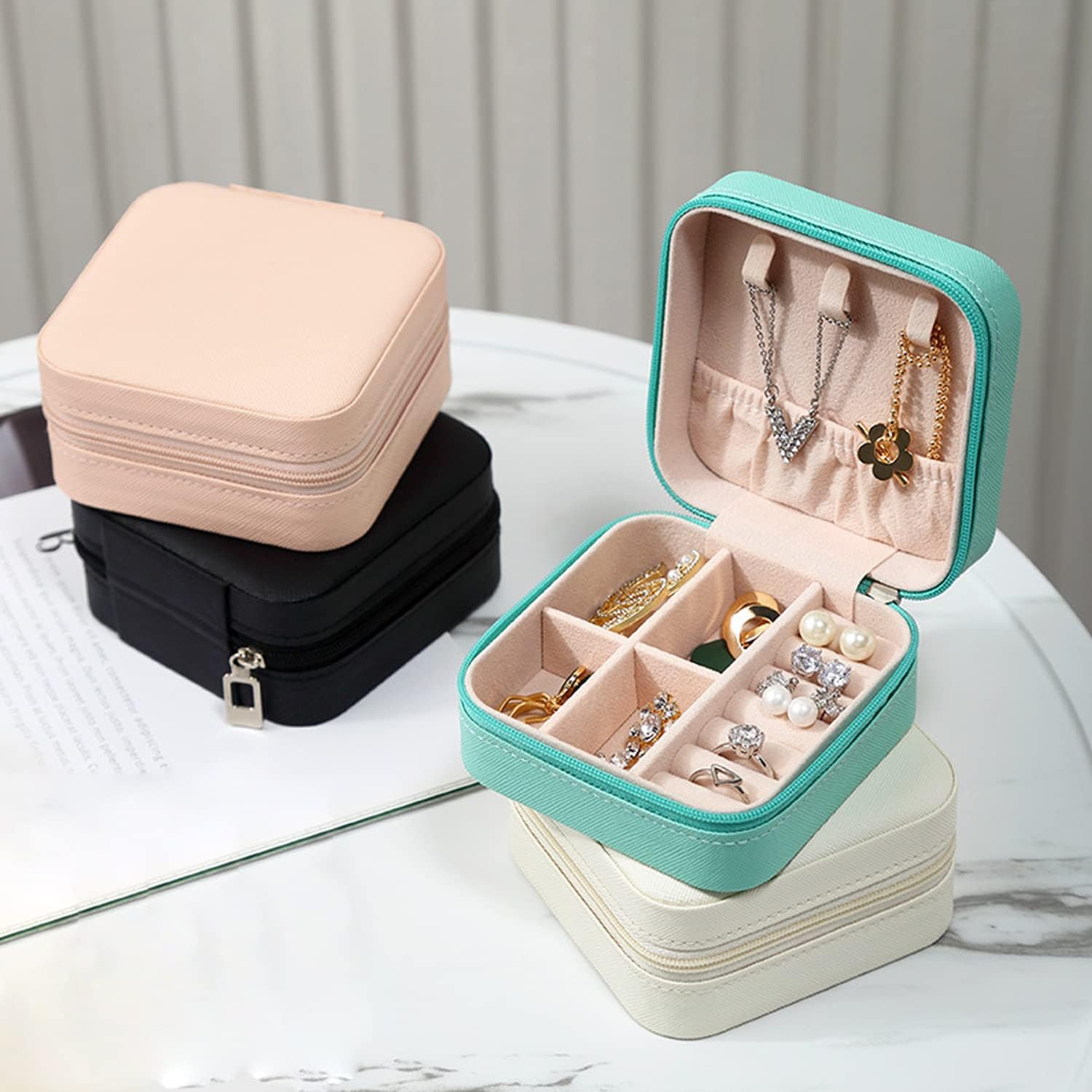 MODENGKGJIAN Mini Jewelry Travel Case, PU Leather Travel Jewelry Organizer Box, Small Portable Portable Jewellery Storage Holder for Womens Rings Earrings Necklaces Bracelets Black