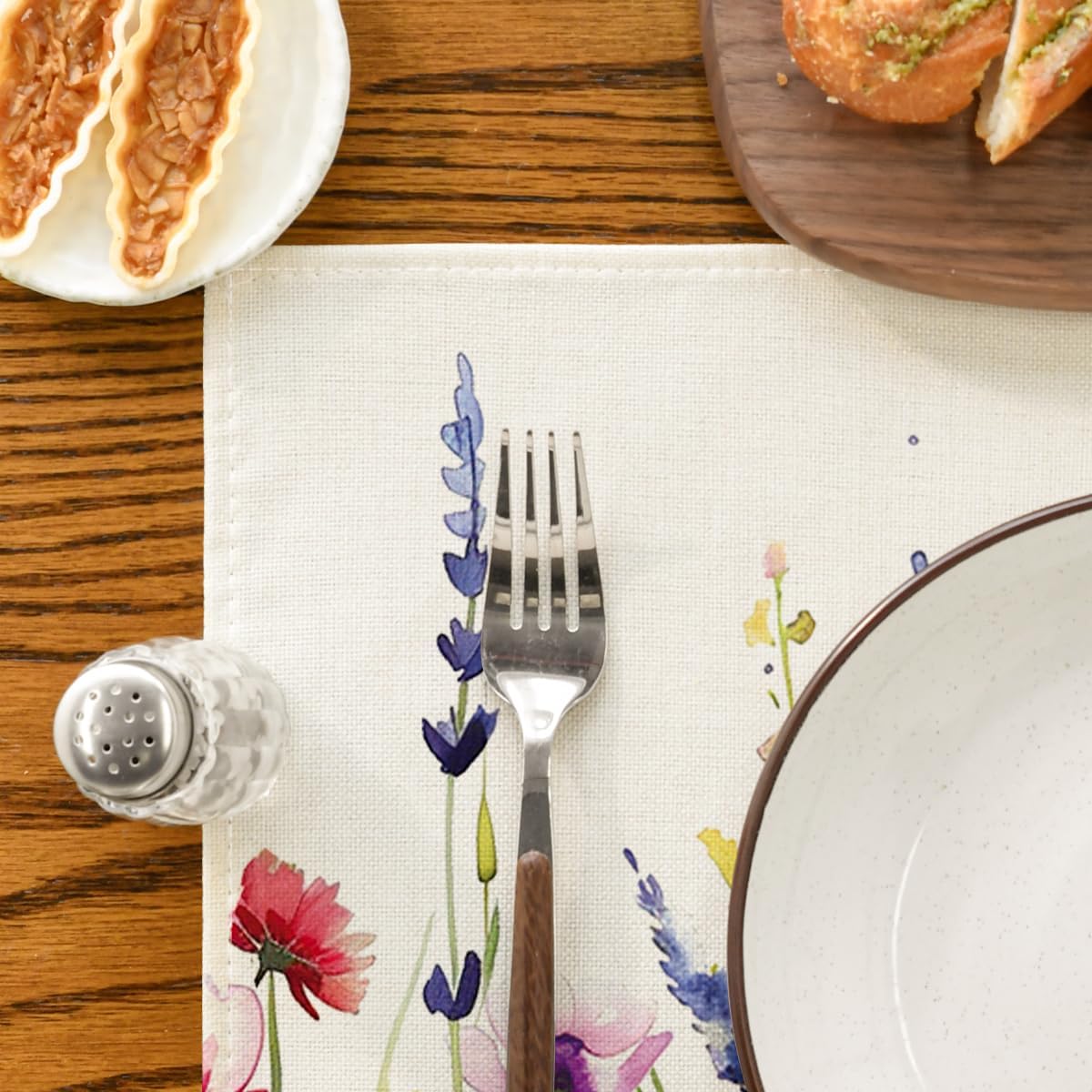 Daisy Lavender Floral Leaves Spring Placemats Set of 4,12x18 Inch Seasonal Spring Table Mats for Party Kitchen Dining Decoration