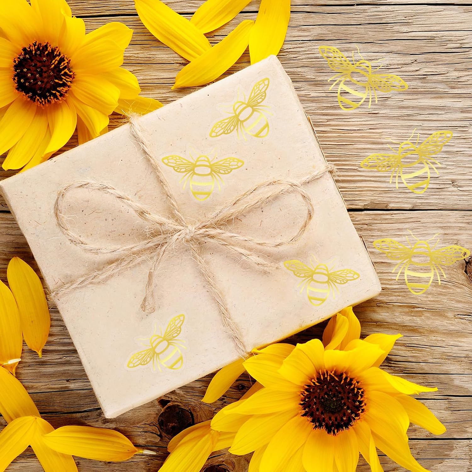 480Pcs Bee Stickers - Gold Foil Envelope Seal Label Sticker Queen Bee Decals Stickers Self Adhesive Clear Bee Spring Summer Stickers for Gift Card Craft Baby Shower Birthday Party Favors