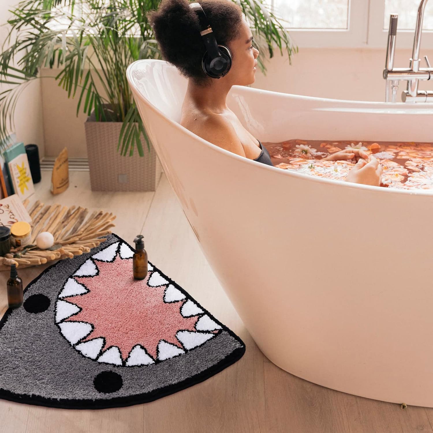 Bathroom Rug Bath Mat Shark Shaped Non Slip Bath Rug Extra Soft and Absorbent Microfiber Bath Rugs for Bathroom Floor Tub and Shower Dry Quickly
