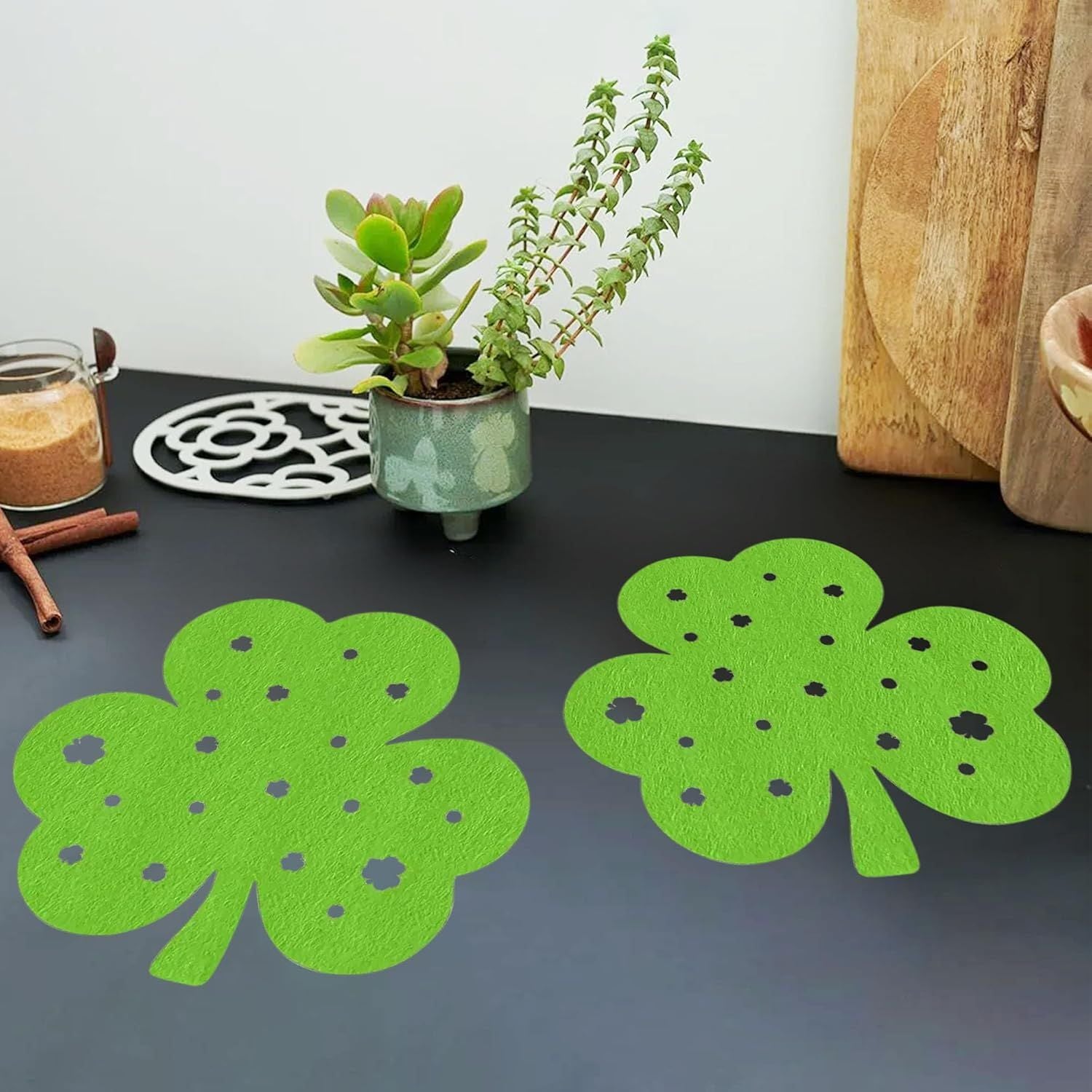 St Patricks Day Placemats Set of 4, Felt Green Shamrock Place Mats, Lucky Clover Table Mats for St Patrick's Day Irish Holiday Party Kitchen Dining Outdoor Indoor Decoration Light Green