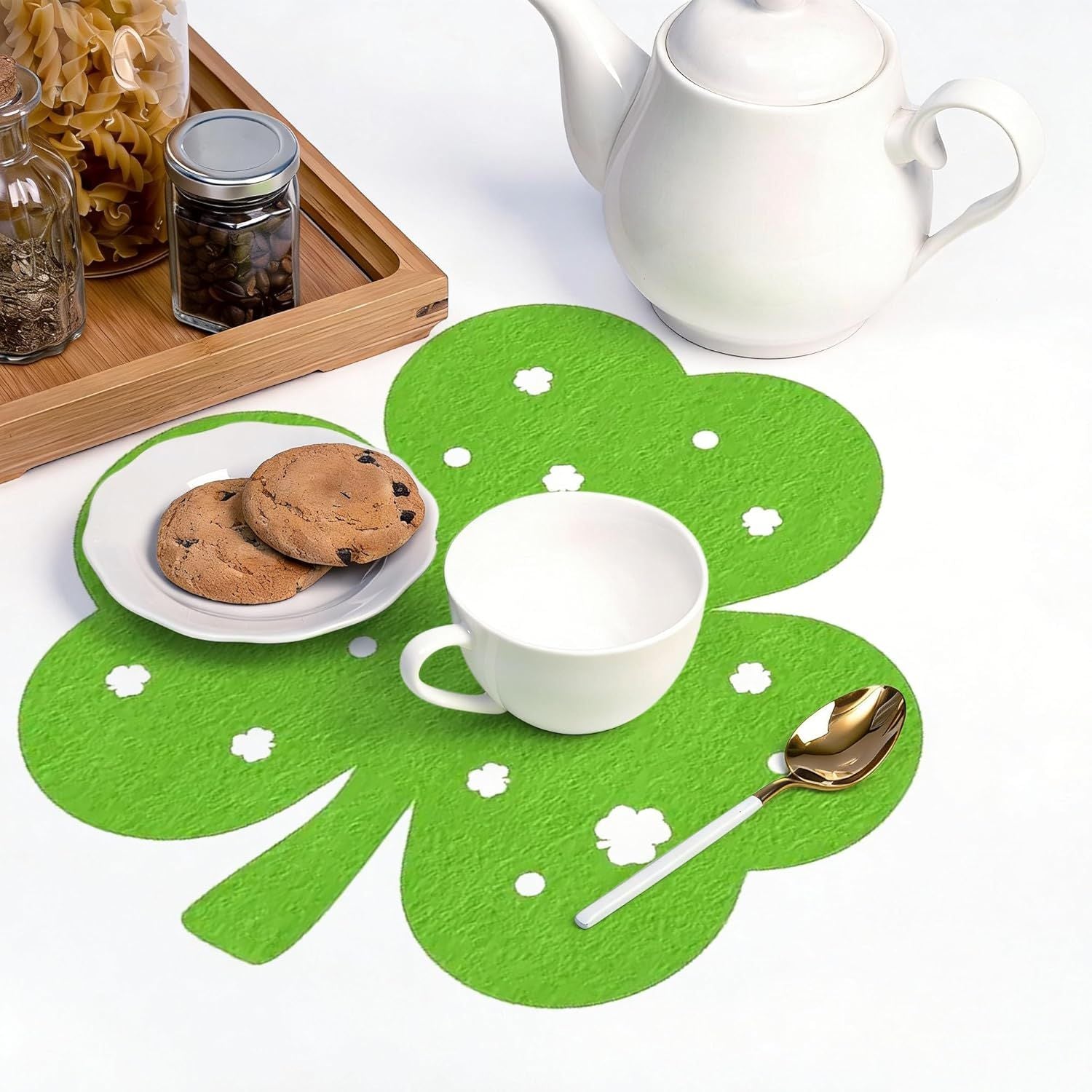 St Patricks Day Placemats Set of 4, Felt Green Shamrock Place Mats, Lucky Clover Table Mats for St Patrick's Day Irish Holiday Party Kitchen Dining Outdoor Indoor Decoration Light Green
