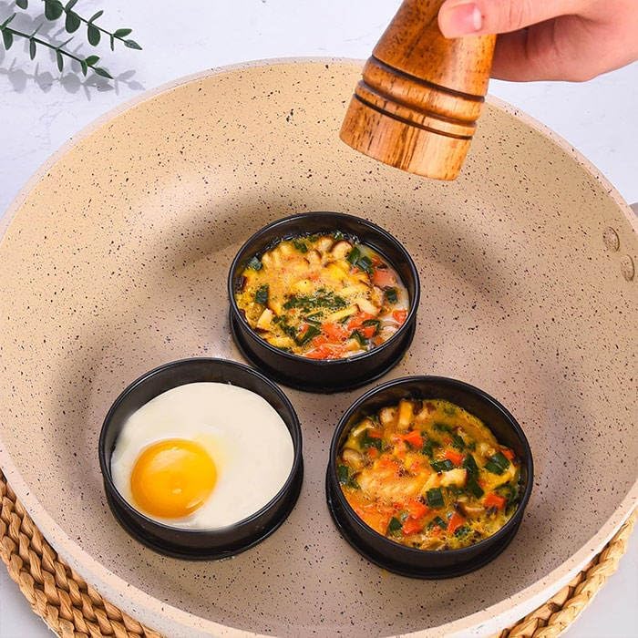 English Muffin Rings, Stainless Steel Crumpet Rings, 4 Pcs 4 inch Nonstick Metal Round Ring Molds with Silicone Oil Brh
