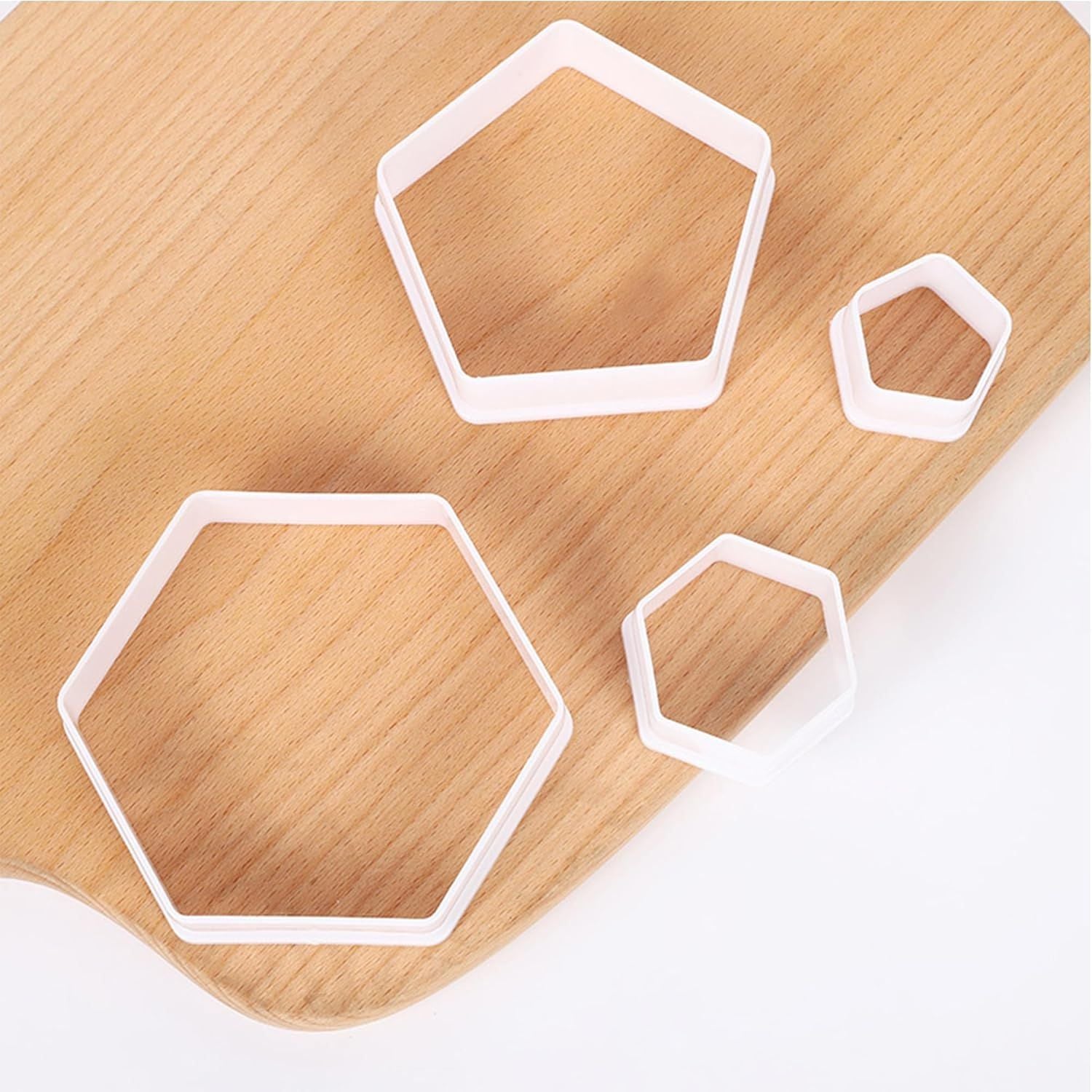 4-Piece Soccer Cookie Cutter Set, White Food-Grade Plastic Hexagon & Pentagon Cookie Cutters for Biscuits & Fondant, Multi-Size Football/Soccer Pattern Cutters Mould for Baking Cake Decorations