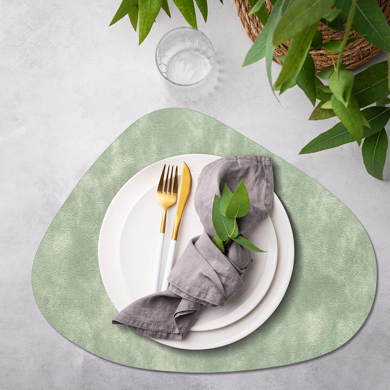 Placemats, Heat Resistant Round Placemats Set of 4 Washable 13 x 17 Inch, Waterproof Table Mats Wipeable for Kitchen, Dining Room Table Christmas Decor, Green