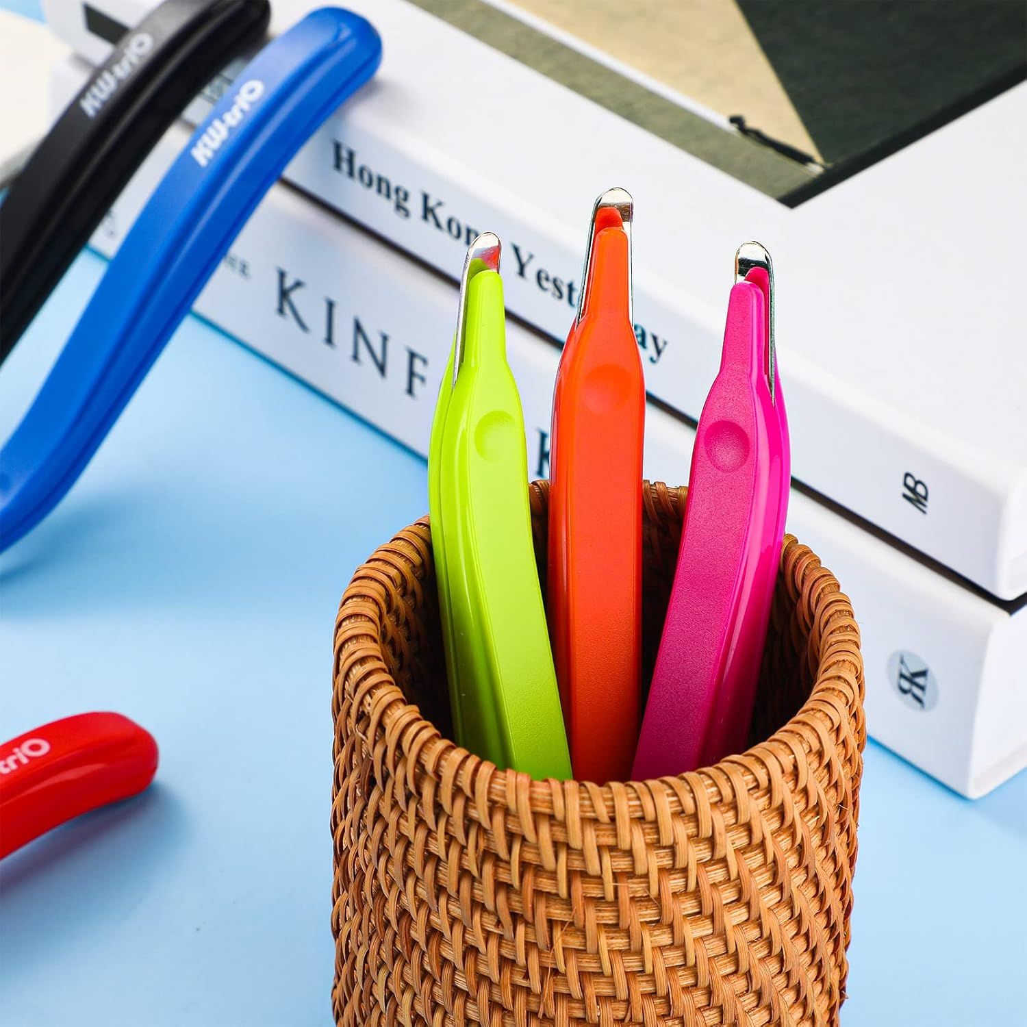 24 Pcs Magnetic Staple Remover Bulk Staple Remover Puller Removing Pen Operation Christmas Tool Gifts Rubberized Office School Gift Candy Color