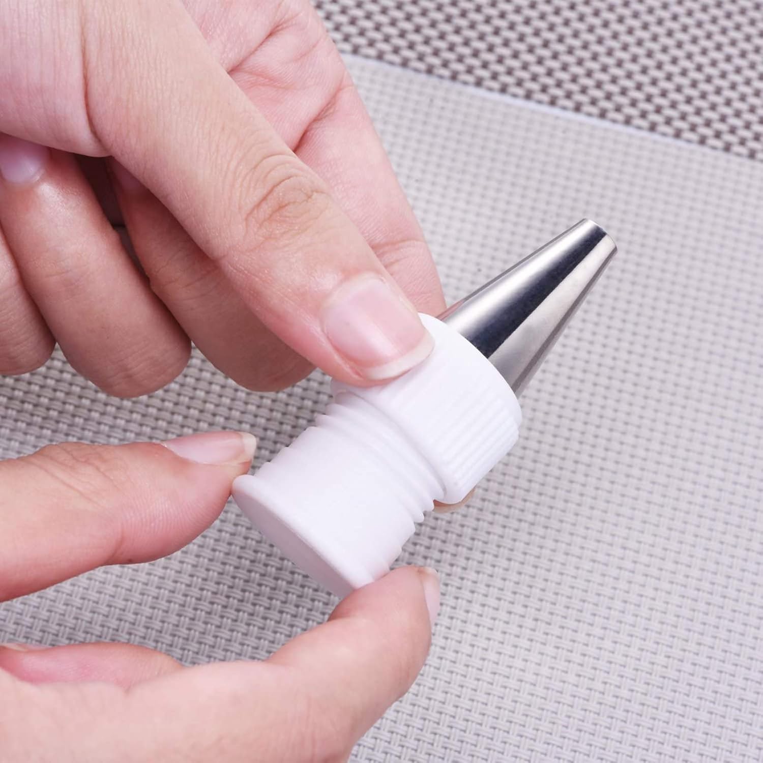30 Pieces Coupler Piping Bag Plastic Standard Couplers Cake Decorating Pipe Tip for Frosting Icing Nozzles 1.2 x 1 Inch