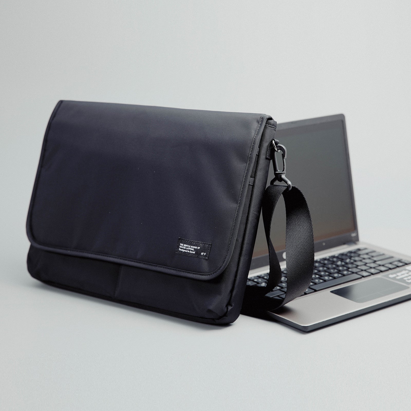 Water-Resistant 15.6/16" Laptop Sleeve with Pockets ST'9