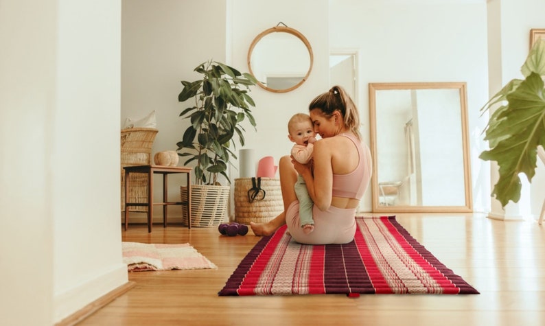 Day bed Roll Out Mattress XL Large Foldout Mat relaxation day bed camping or Yoga Matt Natural Kapok Filled RED 120cm x 200cm